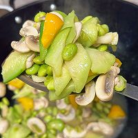 丝瓜白蘑菇烧毛豆米的做法图解7