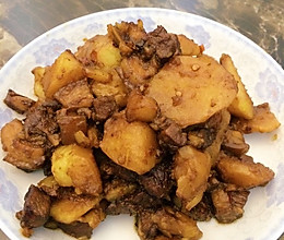 五花肉烧土豆的做法