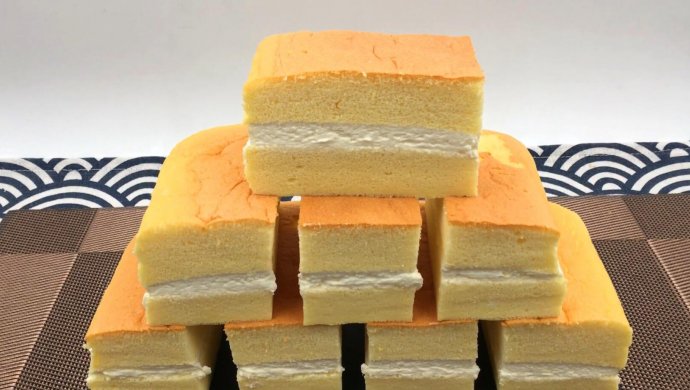 古早奶油小方，松软蛋糕，奶味绵长，一口满足。