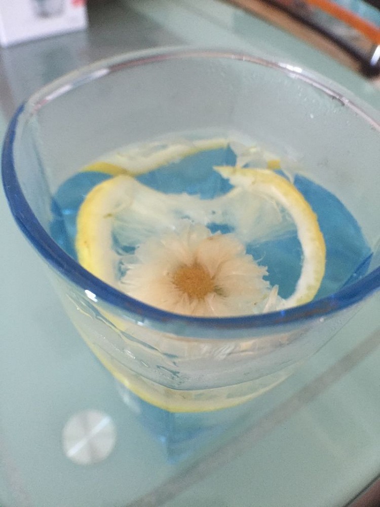 夏日清新饮品—糖菊花柠檬水的做法