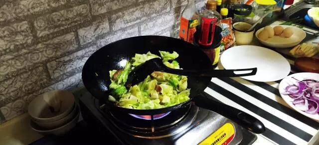 回锅肉炒手撕包菜的做法图解3