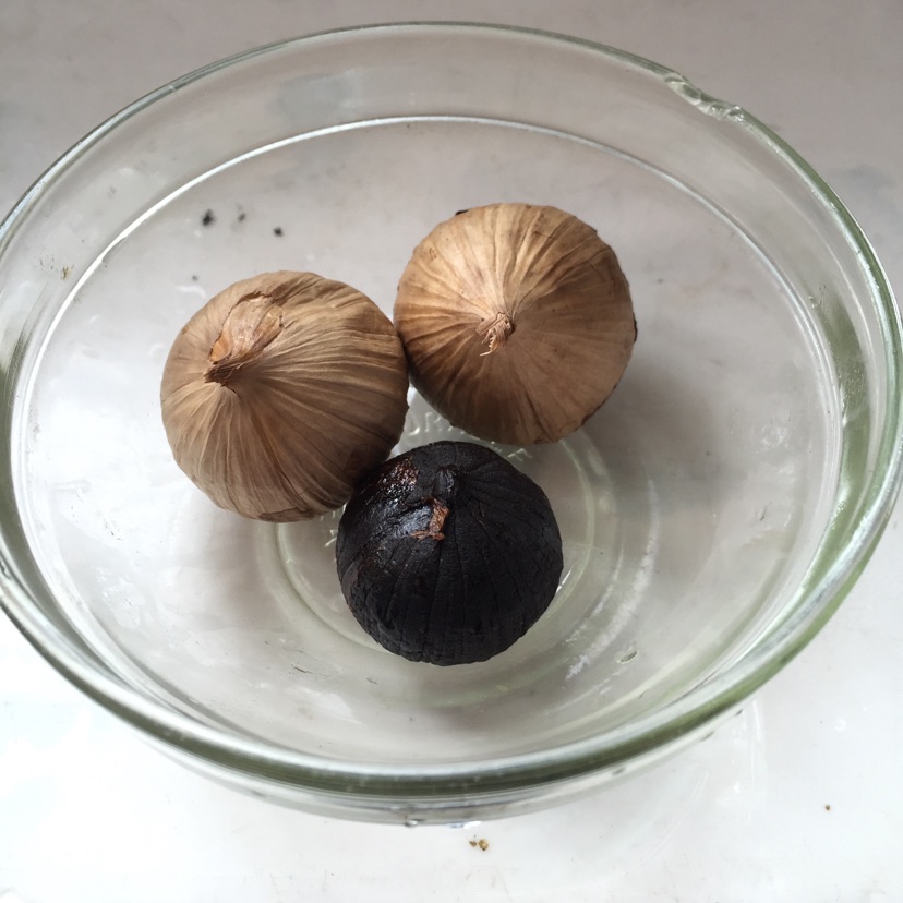 黑蒜松茸炖水鸭的做法图解4