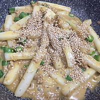好吃到转圈圈！肉末芝士炒年糕的做法图解8