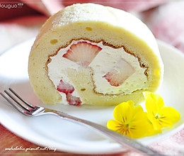 鲜奶油草莓戚风蛋糕卷的做法