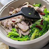 西兰花炒腊肉的做法图解4