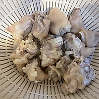 红烧猪蹄儿黄豆的做法图解1