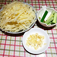 葱爆蒜香土豆丝的做法图解1