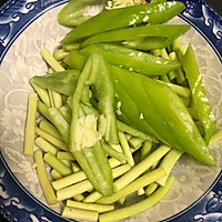 蒜苔青椒炒肉的做法图解1