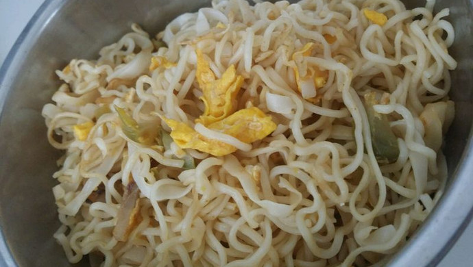 鸡蛋榨菜炒面