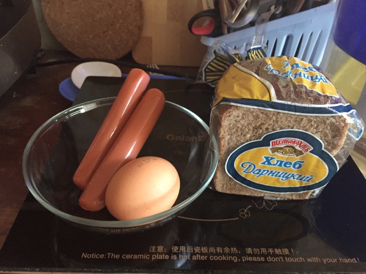 【留学狗食谱】火腿肠摊鸡蛋的做法图解1
