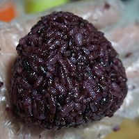 传说中最受欢迎的宝贝饭——紫米肉松饭团#小妙招擂台#的做法图解8