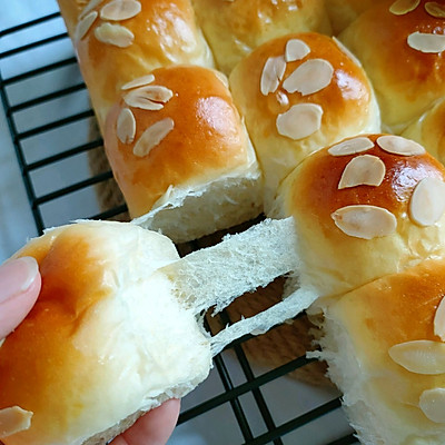 绵软醇香拉丝最好吃的甜面包～炼乳小餐包