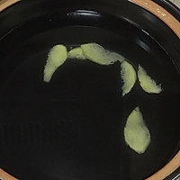 1分钟学会夏日靓汤：鸡爪木瓜汤（附蘸酱）的做法图解3