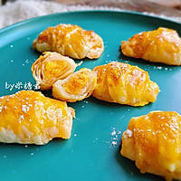 手抓饼新吃法：咸蛋黄可颂的做法图解13