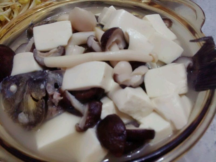 鮮菇豆腐鯽魚湯的做法