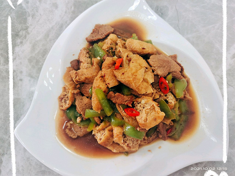 油豆腐青椒炒肉片的做法