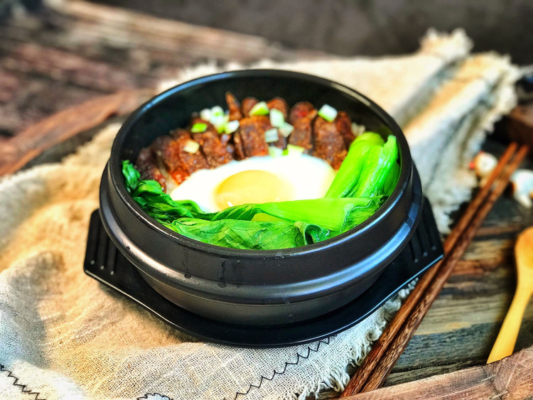自制麻辣肠做的煲仔饭的做法