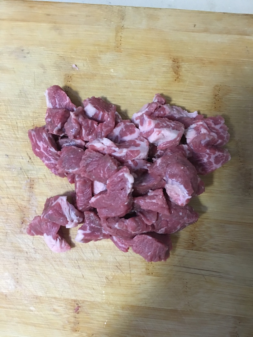 番茄土豆炖牛腩的做法图解1