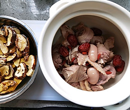 松茸煲芦花鸡汤的做法