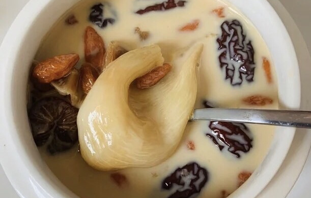 花胶炖鲜牛奶