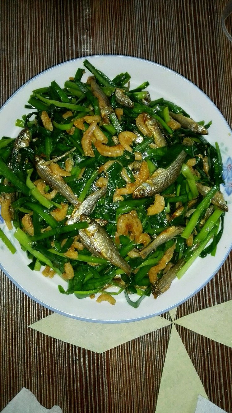 小鱼干、虾仁炒韭菜的做法