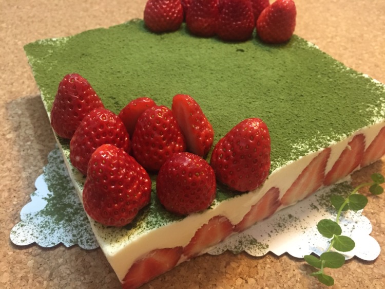 Matcha strawberry cake