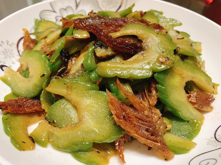 豆豉鲮鱼炒苦瓜的做法