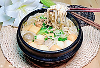鸡汤砂锅米线的做法