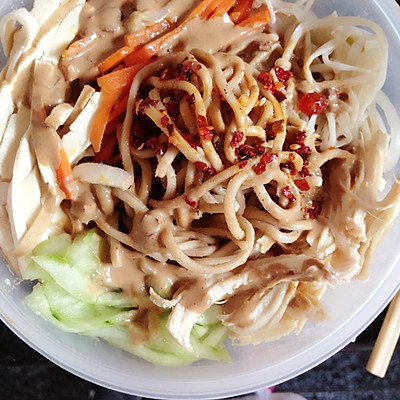 红油鸡丝凉面