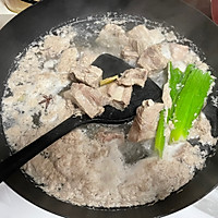 胡萝卜玉米排骨汤的做法图解2