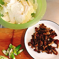 滑子蘑炒白菜的做法图解1