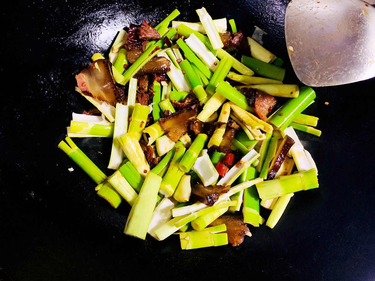 竹笋炒肉有两种，小时候最爱吃的还是腊肉炒竹笋，做法简单，香辣脆嫩，至少得多吃3碗 - 哔哩哔哩