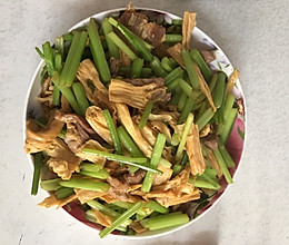 芹菜腐竹炒肉片的做法