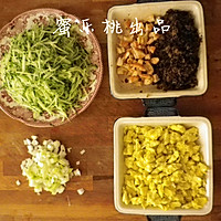 爽口黄瓜虾仁鸡蛋水饺的做法图解1