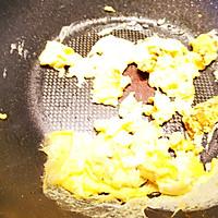 #圣迪乐鲜蛋杯复赛#色香味俱全的蒜薹炒蛋的做法图解2