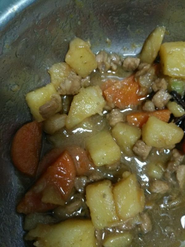 土豆胡萝卜焖五花肉