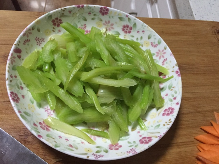 芹菜炒粉条的做法图解4