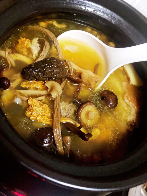 松茸菌菇鸭子汤
