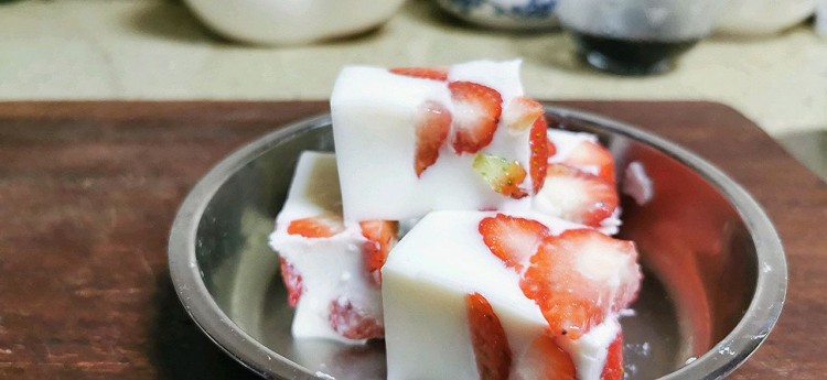 椰汁草莓牛奶冻的做法