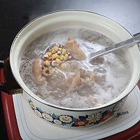 黄豆芡实猪蹄炖汤 的做法图解4