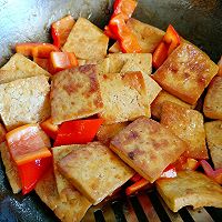 耗油红椒豆腐——煎炖豆腐的做法图解6
