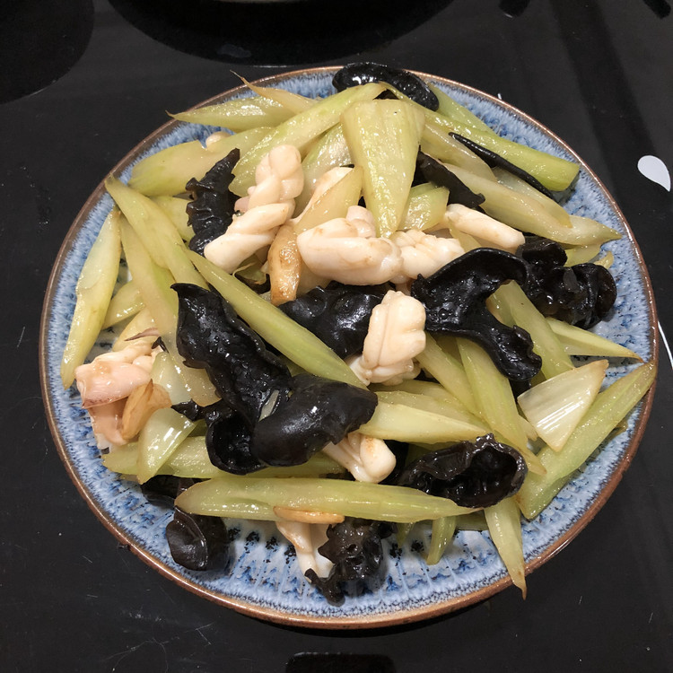 西芹木耳炒鱿鱼的做法