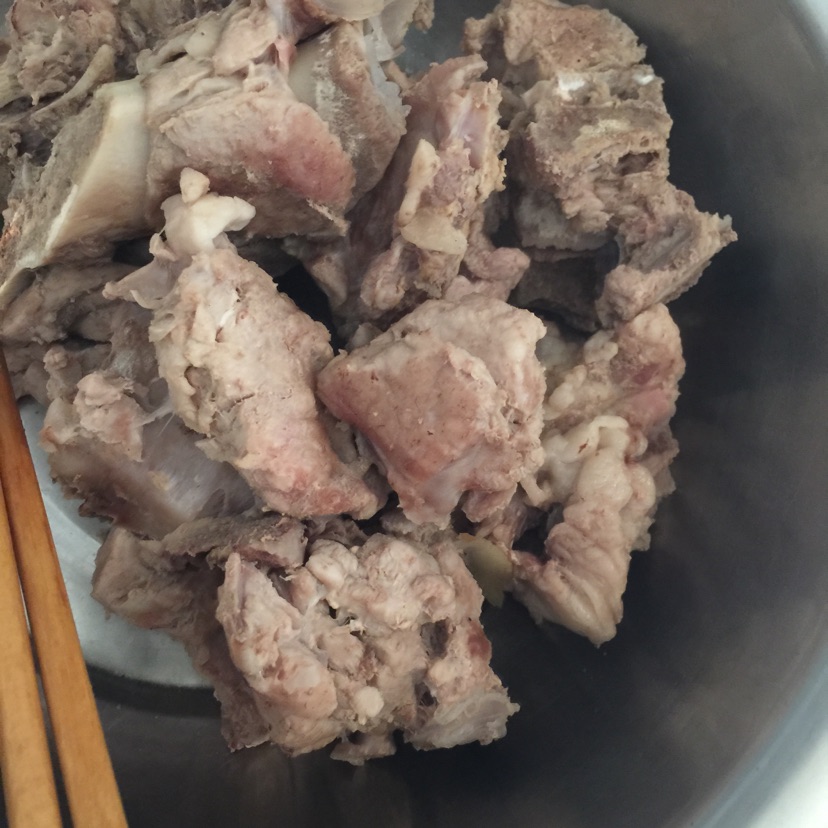 脊骨炖酸菜的做法图解1