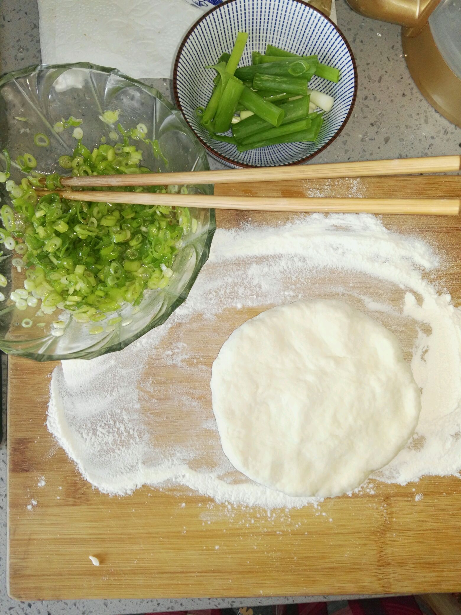 家常葱花饼怎么做_家常葱花饼的做法_豆果美食