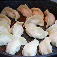 越吃越香的西葫芦猪肉馅煎饺的做法图解13