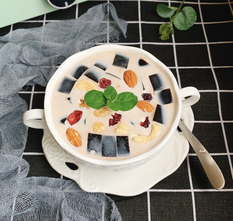 夏日清凉甜品-黑凉粉的做法
