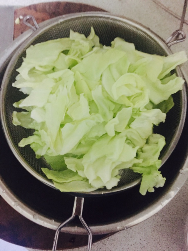 炝炒圆白菜的做法图解1