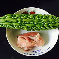 苦瓜炒肉片的做法图解1