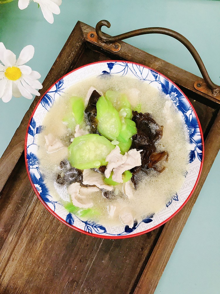 木耳丝瓜肉片汤的做法