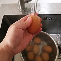 水煮鸡蛋不开裂，好剥皮的妙招的做法图解1